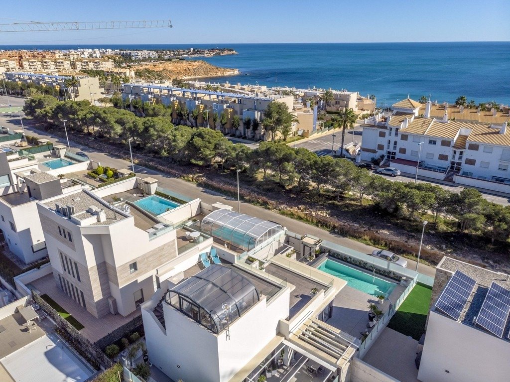 Luxe villa met uitzicht op zee gelegen in Cabo Roig