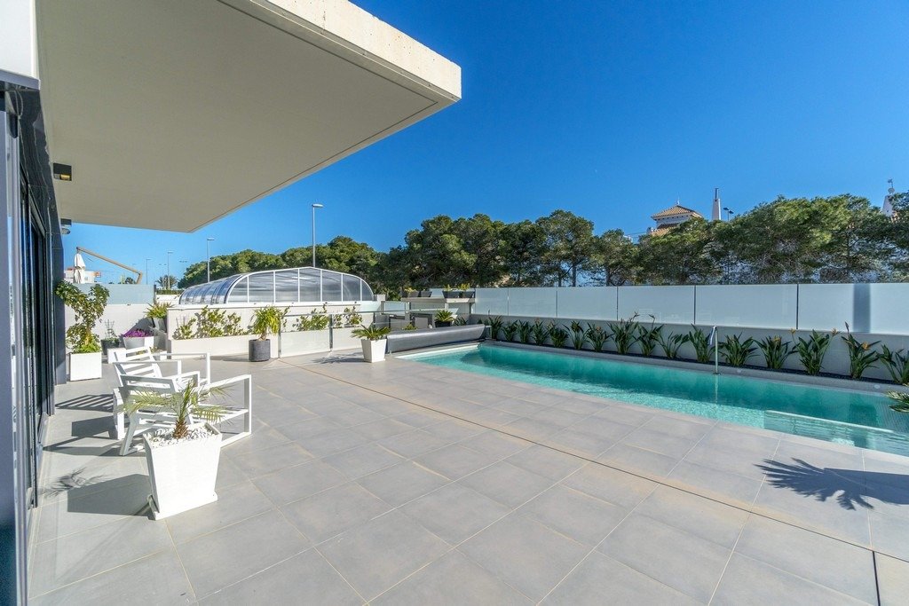 Luxe villa met uitzicht op zee gelegen in Cabo Roig